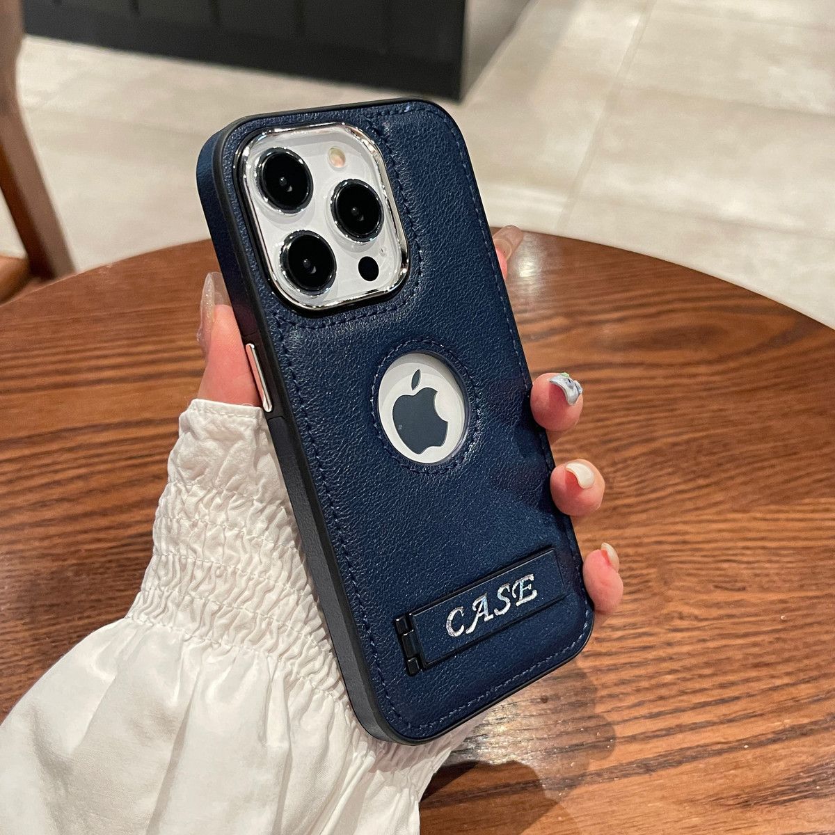 Suitable for iPhone anti-fall leather case.