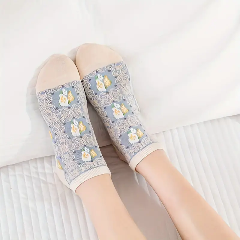 🔥[10/20 pairs]🧦Embossed floral socks Comfortable ankle socks Breathable vintage style Wear any season